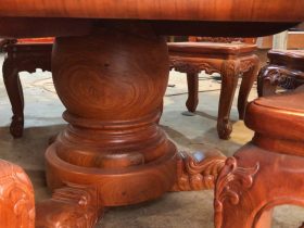 Bàn ăn tròn nguyên khối gỗ gõ đỏ 6 ghế hồng hạt đục 2 mặt gỗ hương đá (Anh Nhật, Cao Bằng) 12 chân bàn dạng cột trụ tiện lục bình