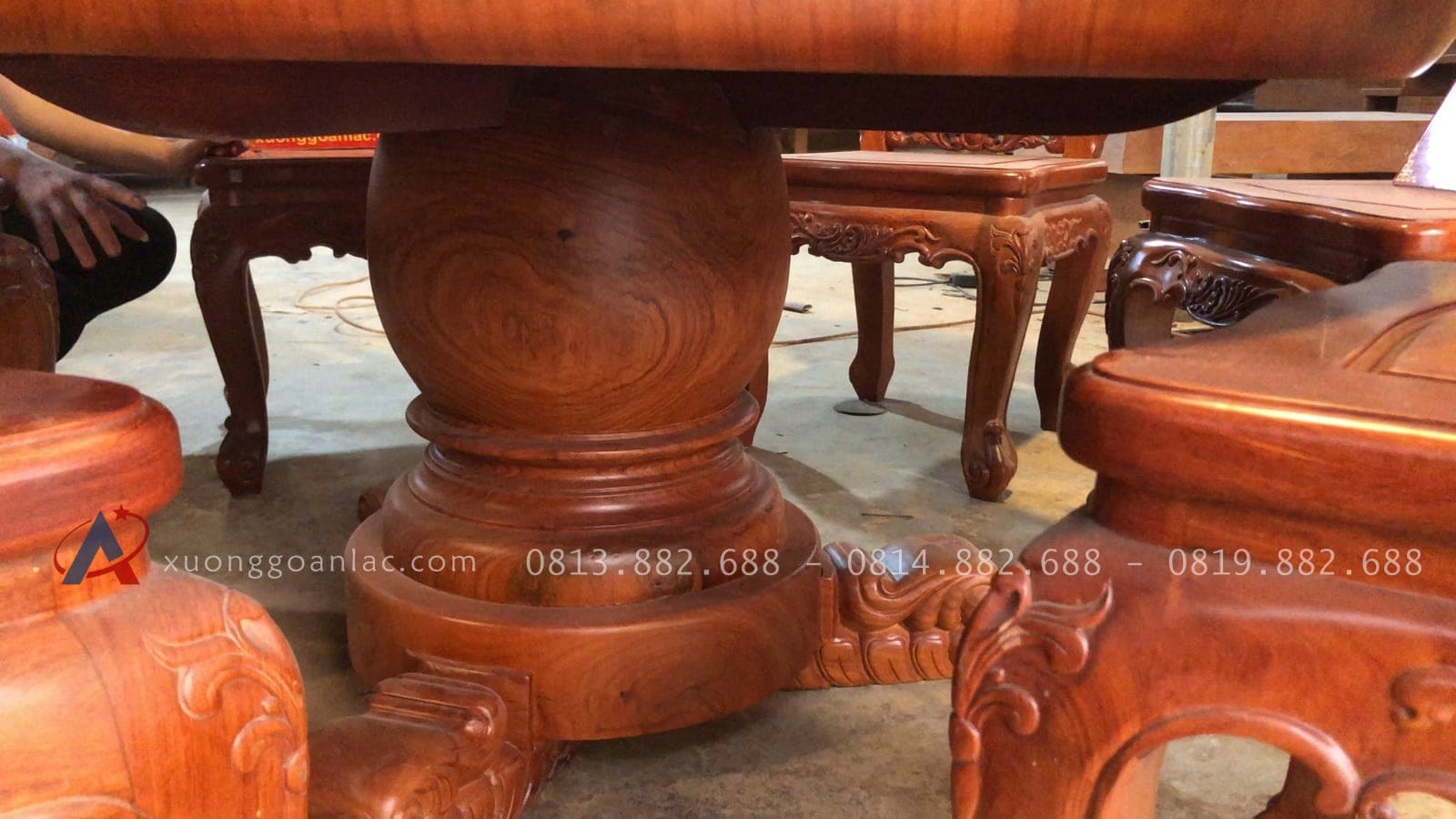 Bàn ăn tròn nguyên khối gỗ gõ đỏ 6 ghế hồng hạt đục 2 mặt gỗ hương đá (Anh Nhật, Cao Bằng) 20 chân bàn dạng cột trụ tiện lục bình