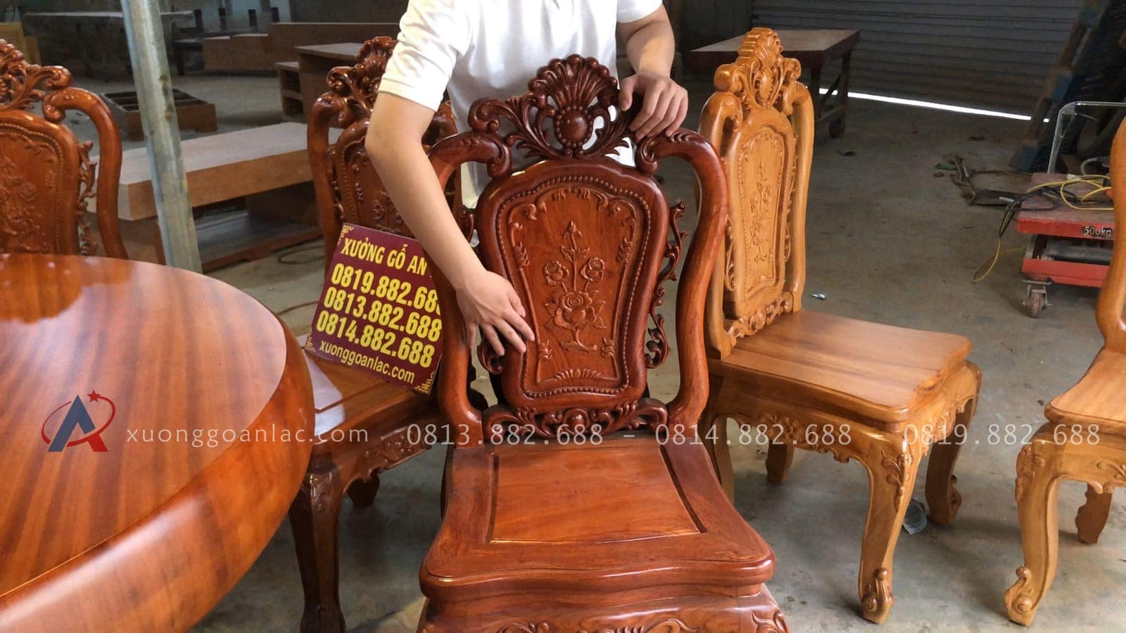 Bàn ăn tròn nguyên khối gỗ gõ đỏ 6 ghế hồng hạt đục 2 mặt gỗ hương đá (Anh Nhật, Cao Bằng) 21 ghế louis hồng hạt gỗ hương đá