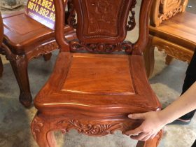 Bàn ăn tròn nguyên khối gỗ gõ đỏ 6 ghế hồng hạt đục 2 mặt gỗ hương đá (Anh Nhật, Cao Bằng) 14 mặt ghế khung tranh ván liền tấm