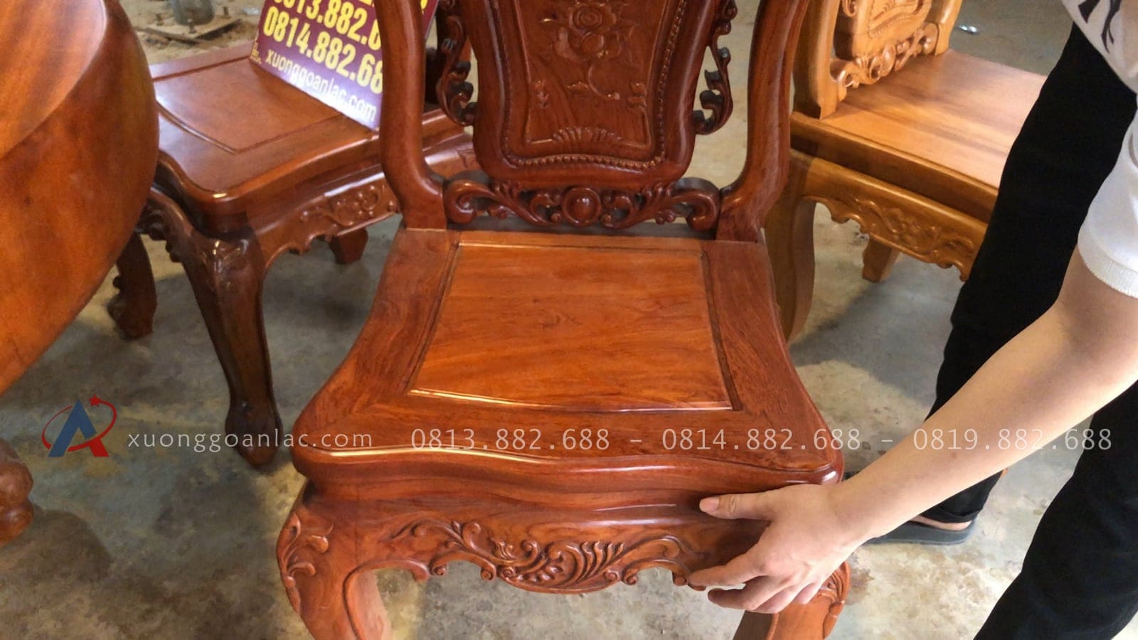 Bàn ăn tròn nguyên khối gỗ gõ đỏ 6 ghế hồng hạt đục 2 mặt gỗ hương đá (Anh Nhật, Cao Bằng) 22 mặt ghế khung tranh ván liền tấm