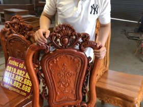 Bàn ăn tròn nguyên khối gỗ gõ đỏ 6 ghế hồng hạt đục 2 mặt gỗ hương đá (Anh Nhật, Cao Bằng) 15 vách tựa lưng ghế thiết kế cầu kỳ