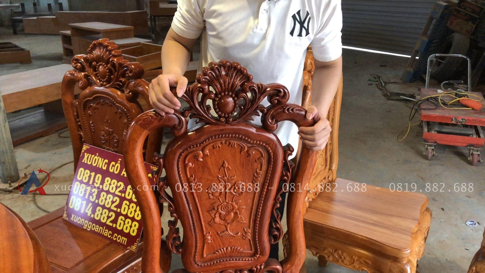 Bàn ăn tròn nguyên khối gỗ gõ đỏ 6 ghế hồng hạt đục 2 mặt gỗ hương đá (Anh Nhật, Cao Bằng) 23 vách tựa lưng ghế thiết kế cầu kỳ