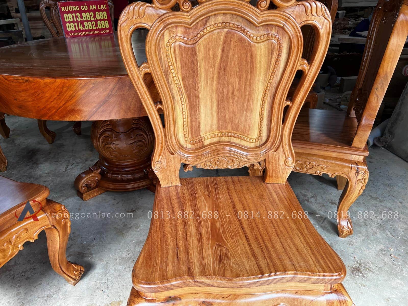 Bộ bàn ăn tròn nguyên khối gõ đỏ bàn 1m4 và 8 ghế louis hàng vip (Anh Đệ, Đà Nẵng) 36 mặt ghế và lưng ghế ván liền