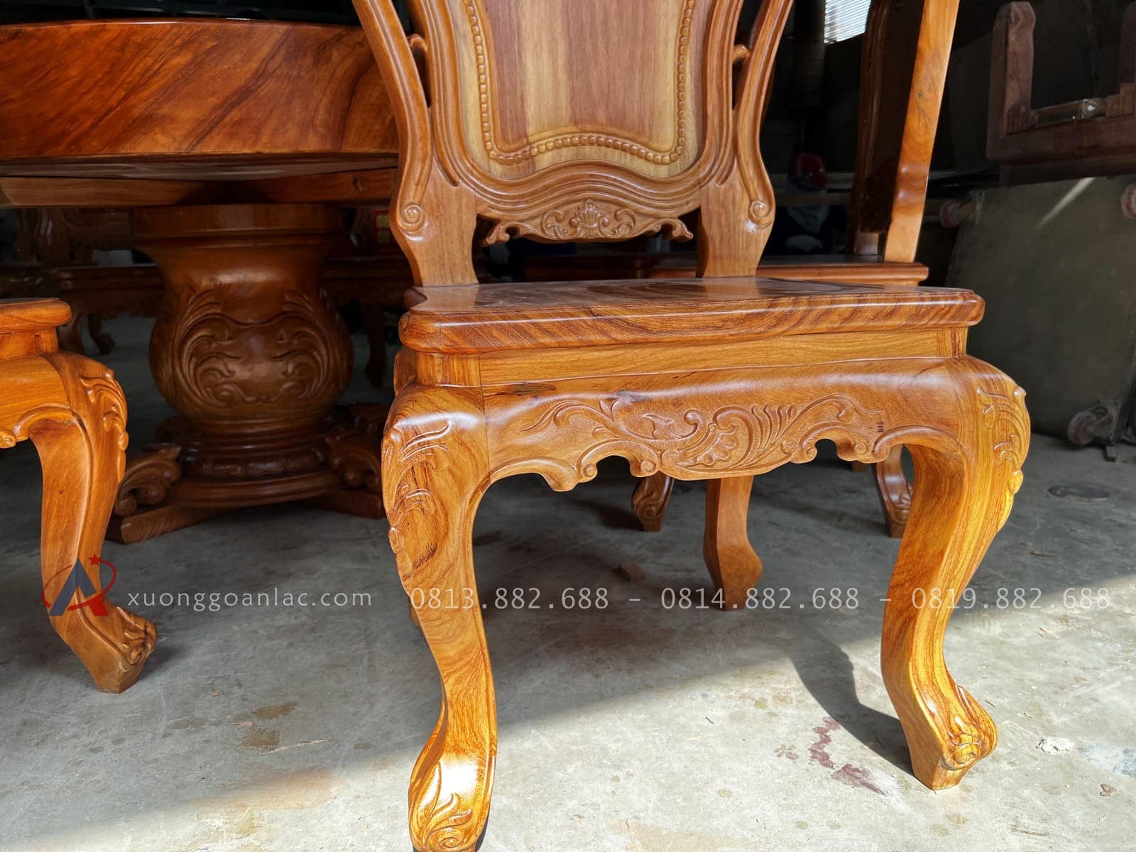 Bộ bàn ăn tròn nguyên khối gõ đỏ bàn 1m4 và 8 ghế louis hàng vip (Anh Đệ, Đà Nẵng) 37 hệ chân cong cách điệu đục lá tây