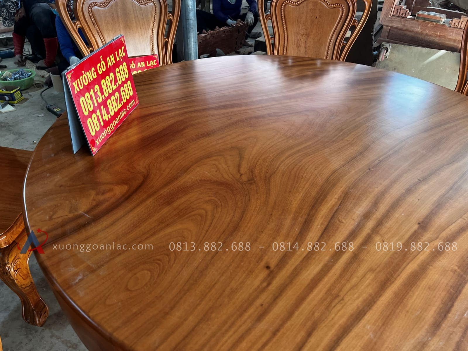 Bộ bàn ăn tròn nguyên khối gõ đỏ bàn 1m4 và 8 ghế louis hàng vip (Anh Đệ, Đà Nẵng) 30 cận cảnh mặt bàn ăn gỗ gõ nguyên khối