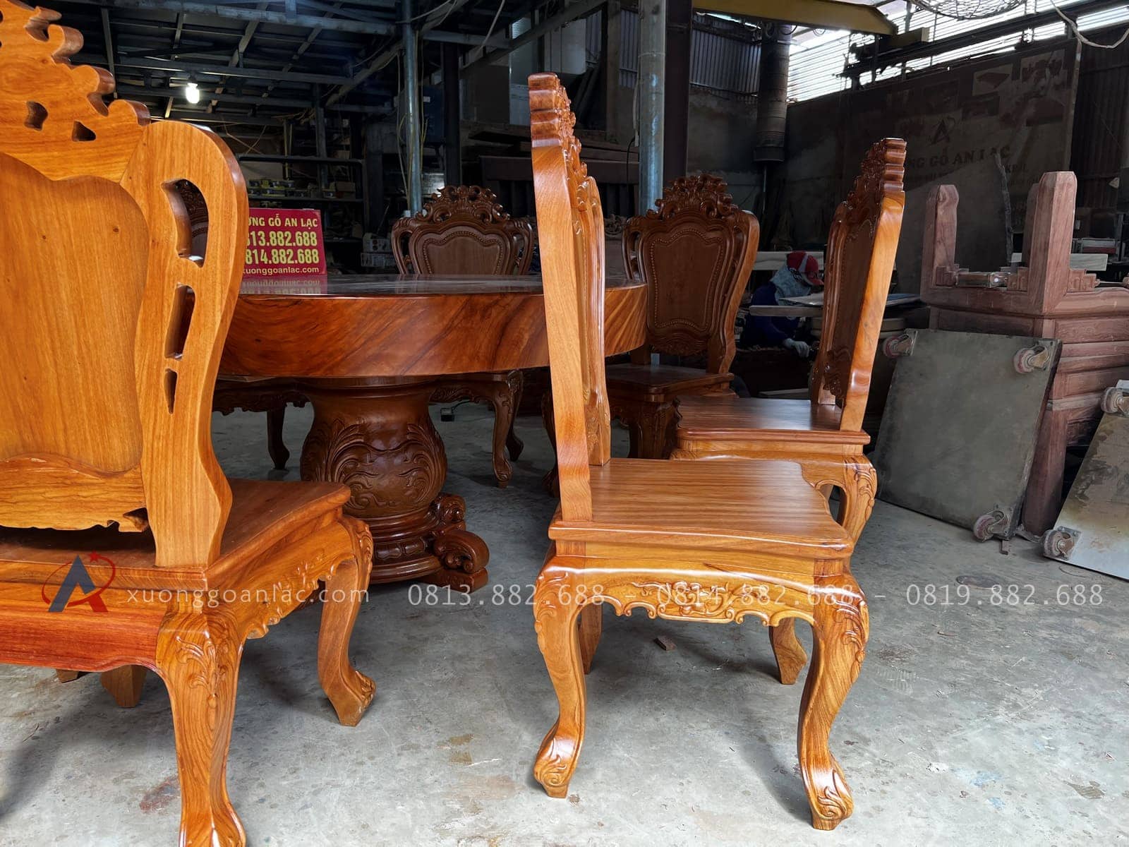 Bộ bàn ăn tròn nguyên khối gõ đỏ bàn 1m4 và 8 ghế louis hàng vip (Anh Đệ, Đà Nẵng) 35 mặt nghiêng của ghế Louis