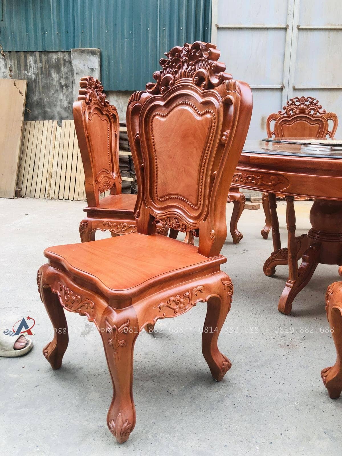Bộ bàn ăn tròn xoay 8 ghế louis hoa lá tây gỗ gõ đỏ (Anh Khoa, Bình Dương) 33 hệ chân ghế đục hoa lá tây cách điệu