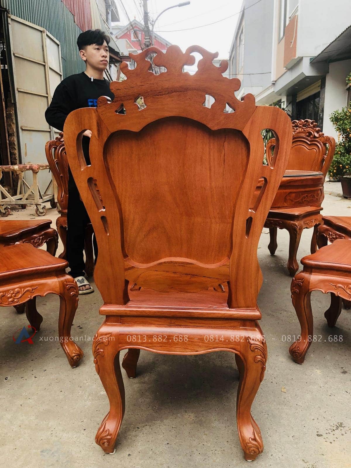 Bộ bàn ăn tròn xoay 8 ghế louis hoa lá tây gỗ gõ đỏ (Anh Khoa, Bình Dương) 34 mặt lưng của ghế louis hoàng gia