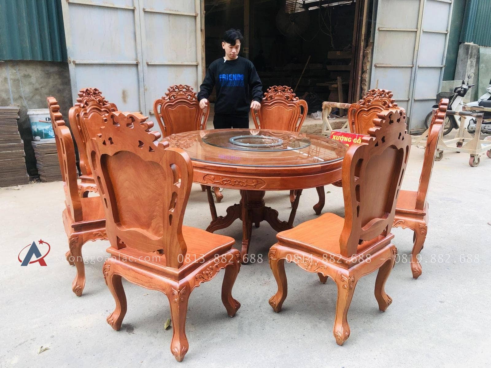 Bộ bàn ăn tròn xoay 8 ghế louis hoa lá tây gỗ gõ đỏ (Anh Khoa, Bình Dương) 25 mẫu bàn ăn phong cách hoàng gia tân cổ điển
