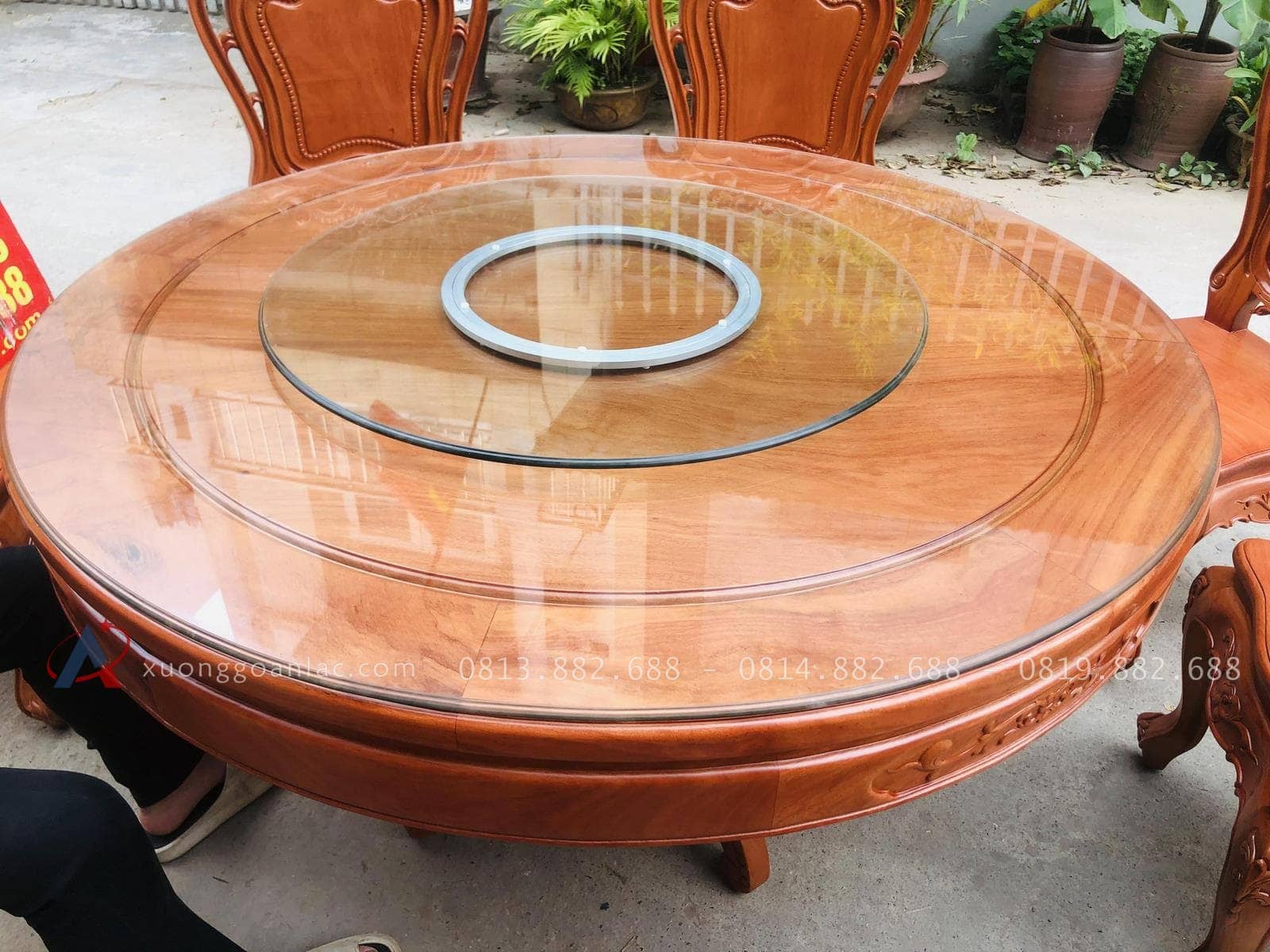 Bộ bàn ăn tròn xoay 8 ghế louis hoa lá tây gỗ gõ đỏ (Anh Khoa, Bình Dương) 27 mặt bàn mâm xoay chất liệu kính tiện dụng