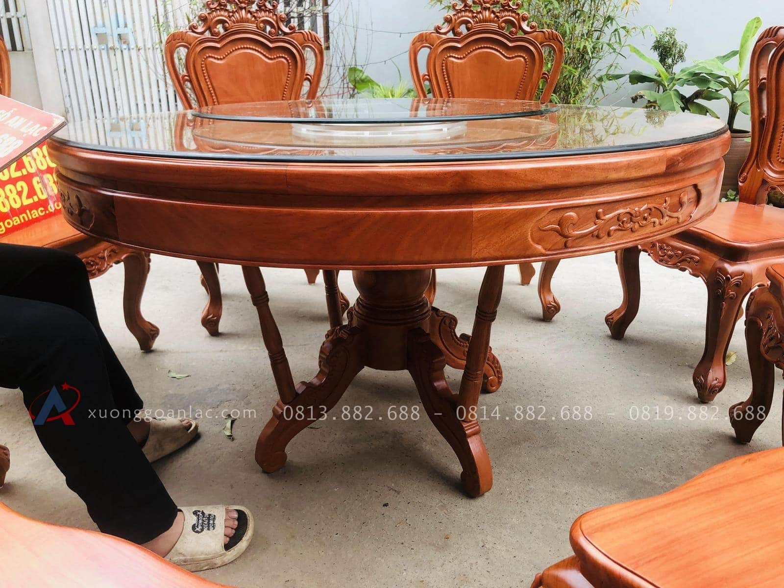 Bộ bàn ăn tròn xoay 8 ghế louis hoa lá tây gỗ gõ đỏ (Anh Khoa, Bình Dương) 28 hệ chân bàn dạng trụ chắc chắn