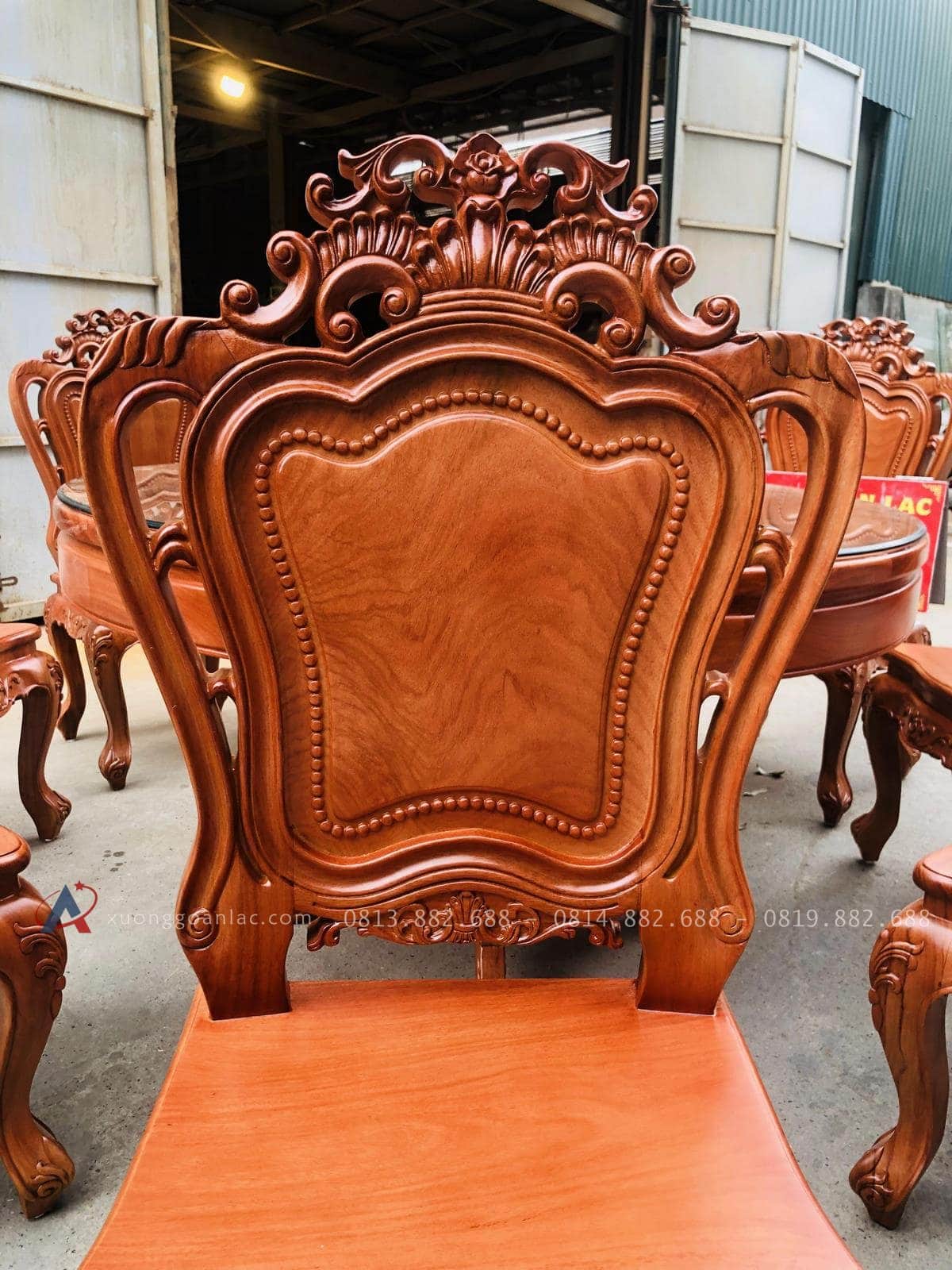 Bộ bàn ăn tròn xoay 8 ghế louis hoa lá tây gỗ gõ đỏ (Anh Khoa, Bình Dương) 32 lưng tựa ghế louis