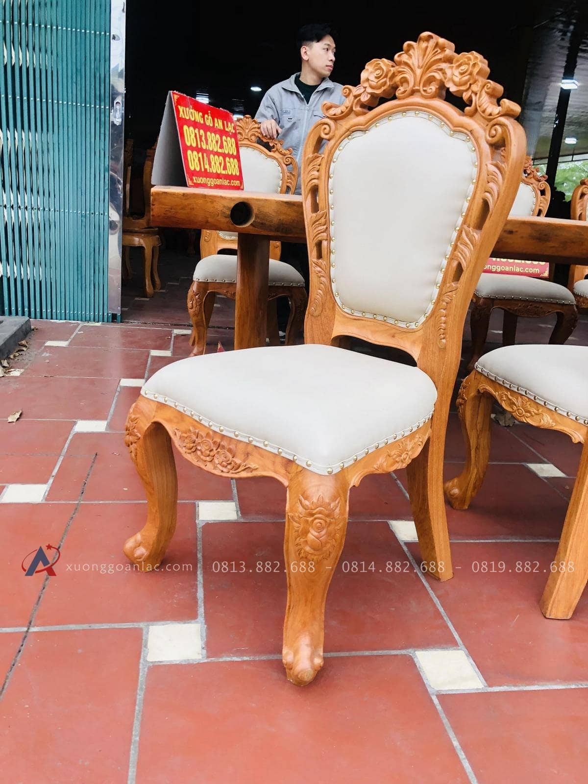 Bộ bàn ghế ăn nguyên khối gỗ cẩm chỉ 8 ghế louis bọc đệm gỗ gõ đỏ (Chú Nguyên, Thái Bình) 31 ghế ngồi phong cách hoàng gia tân cổ điển