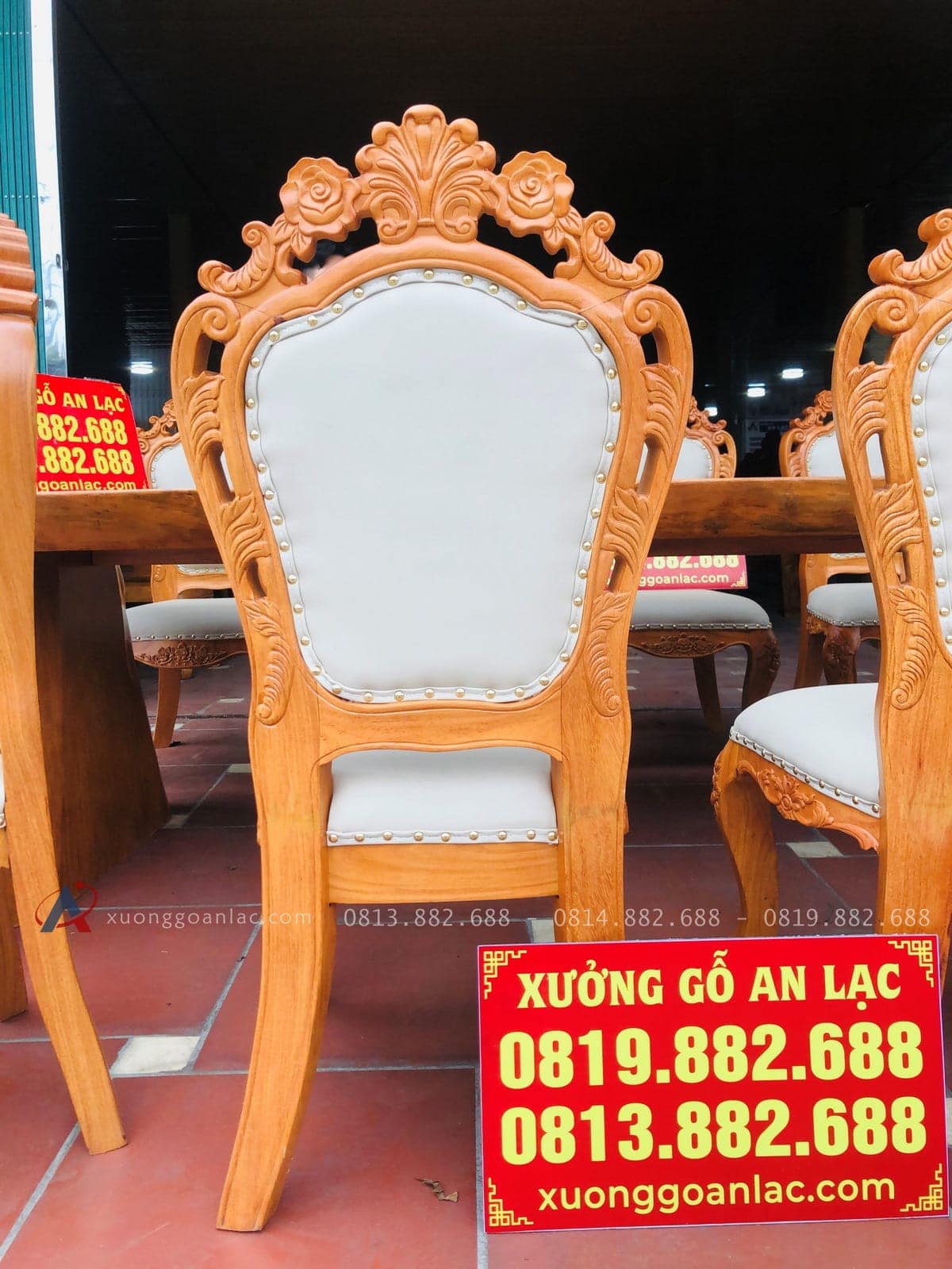 Bộ bàn ghế ăn nguyên khối gỗ cẩm chỉ 8 ghế louis bọc đệm gỗ gõ đỏ (Chú Nguyên, Thái Bình) 32 ghế louis đục 2 mặt tinh xảo