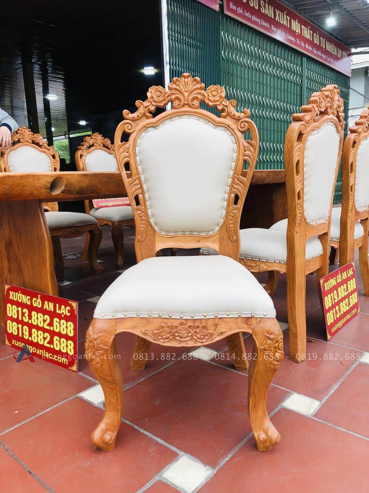 Bộ bàn ghế ăn nguyên khối gỗ cẩm chỉ 8 ghế louis bọc đệm gỗ gõ đỏ (Chú Nguyên, Thái Bình) 30 lưng ghế đục hoa hồng lá tây kênh bong