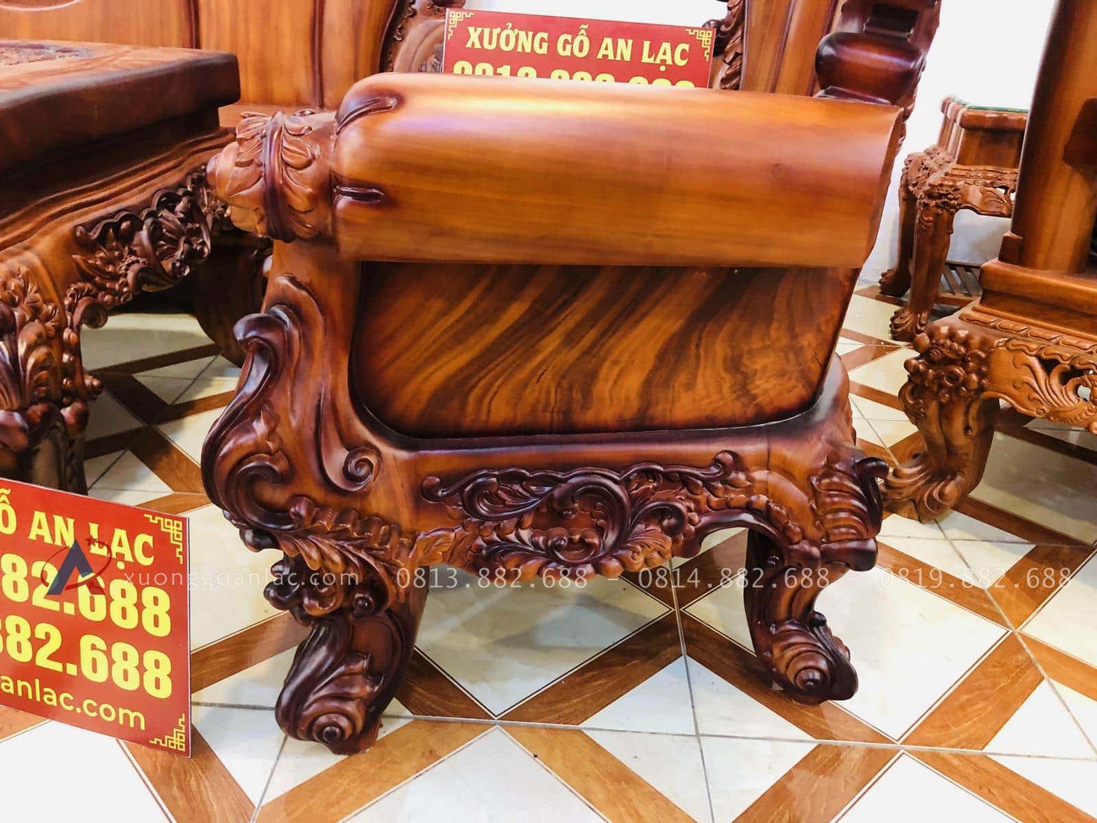Bộ bàn ghế hoàng gia 6 món gỗ gõ đỏ cao cấp (Anh Tâm, Hòa Bình) 57 Hệ chân và tay ghế đơn vô cùng cầu kỳ
