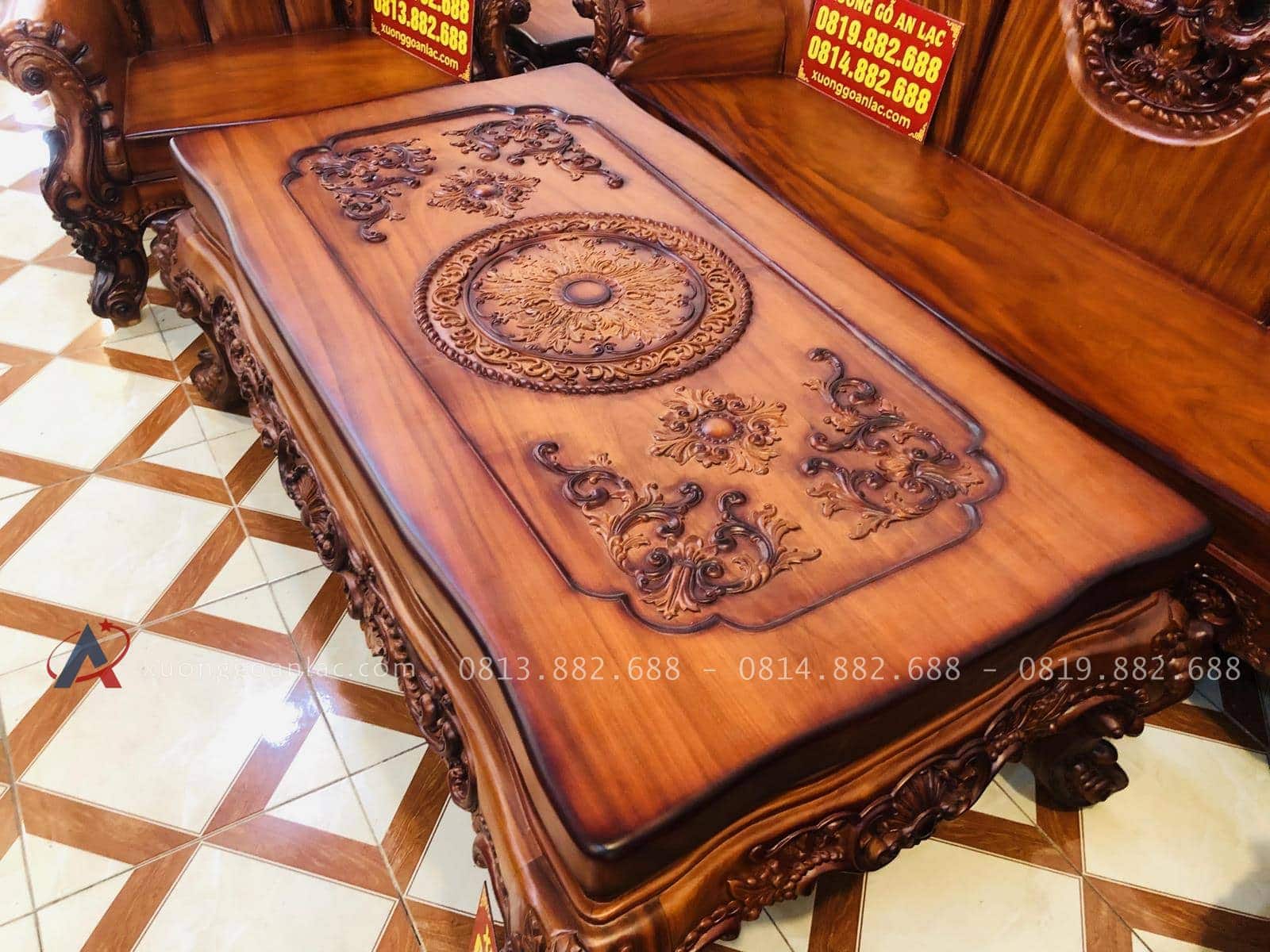 Bộ bàn ghế hoàng gia 6 món gỗ gõ đỏ cao cấp (Anh Tâm, Hòa Bình) 47 cận cảnh họa tiết hoa lá tây trên mặt bàn