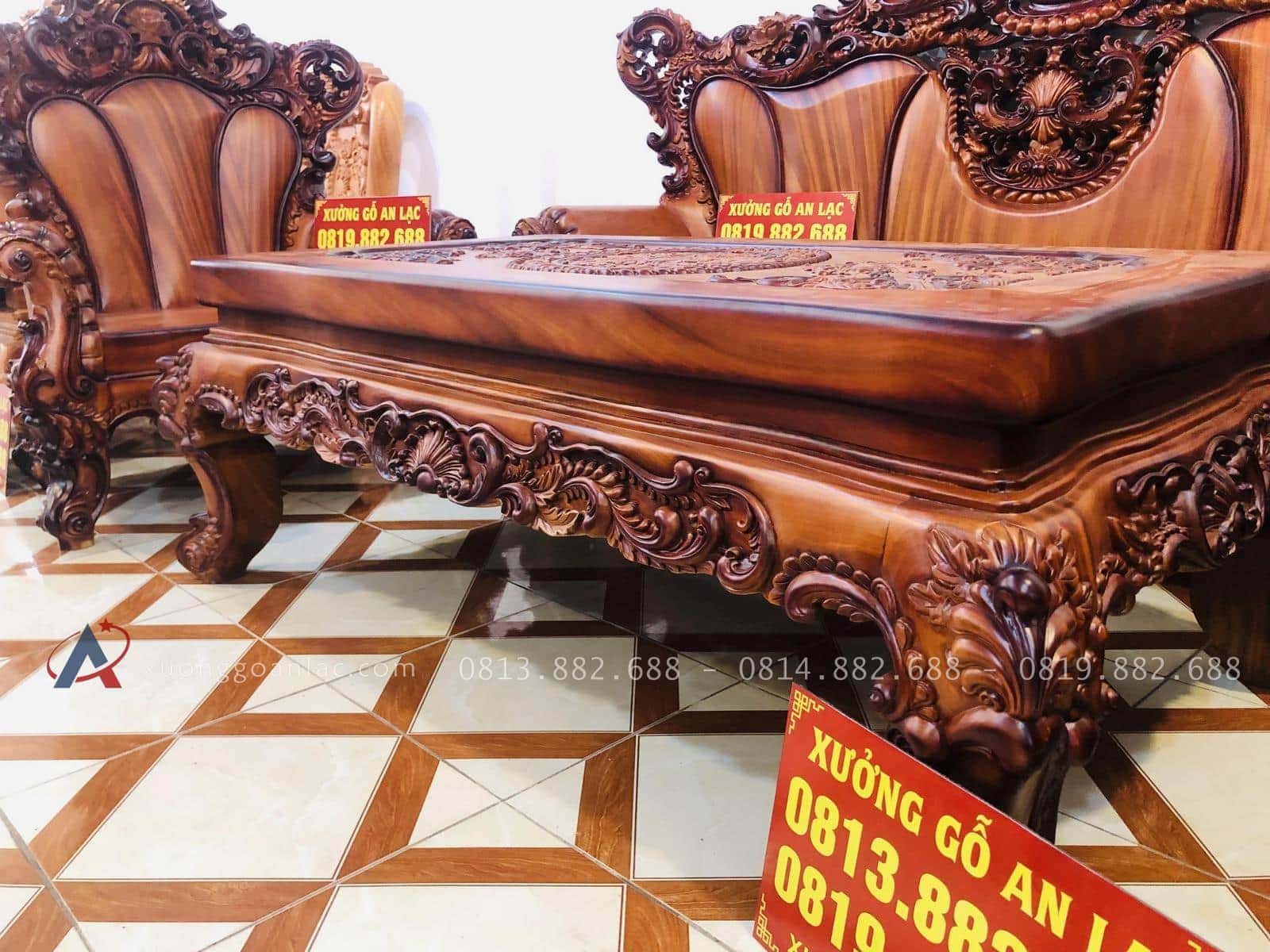 Bộ bàn ghế hoàng gia 6 món gỗ gõ đỏ cao cấp (Anh Tâm, Hòa Bình) 48 yếm bàn đục hoa lá tây