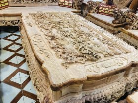 mặt bàn đục tay họa tiết tinh xảo