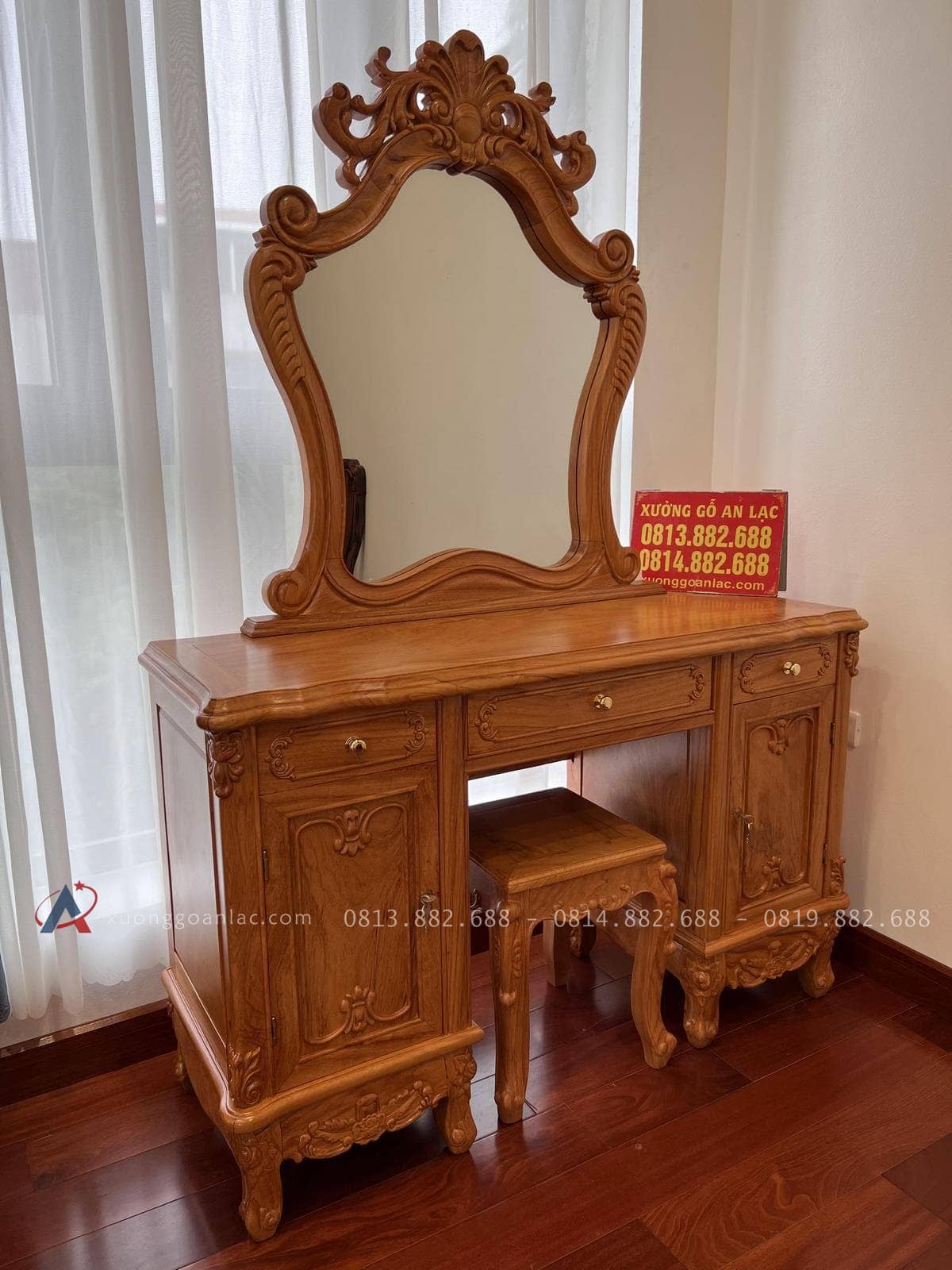 Bàn giao mẫu bàn phấn hoa lá tây cho chị Nhung ở Hưng Yên 17 mẫu bàn phấn kiểu dáng nhỏ gọn sang trọng
