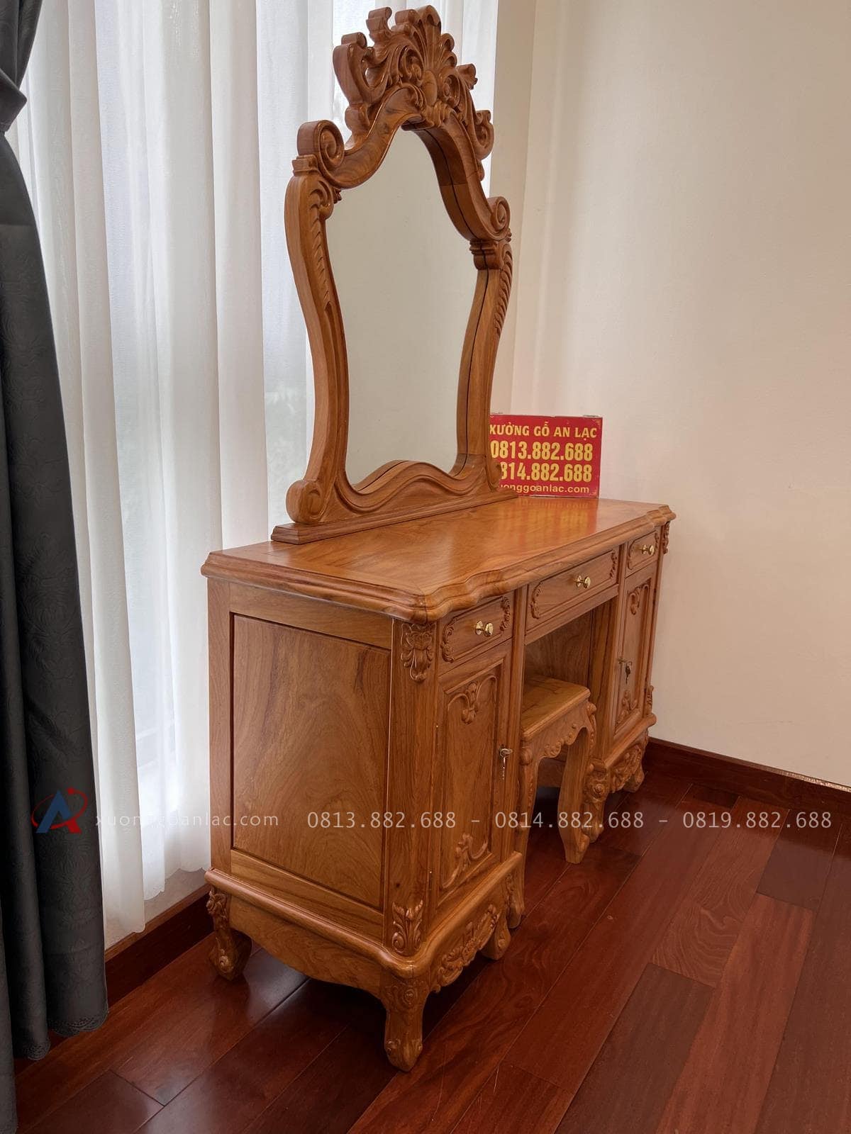 Bàn giao mẫu bàn phấn hoa lá tây cho chị Nhung ở Hưng Yên 18 bàn phấn gỗ gõ đỏ cao cấp