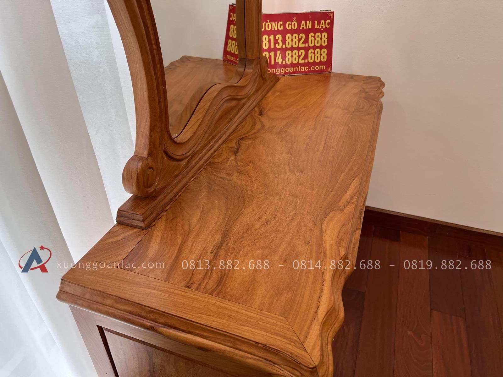 Bàn giao mẫu bàn phấn hoa lá tây cho chị Nhung ở Hưng Yên 22 mặt bàn phấn soi uốn lượn