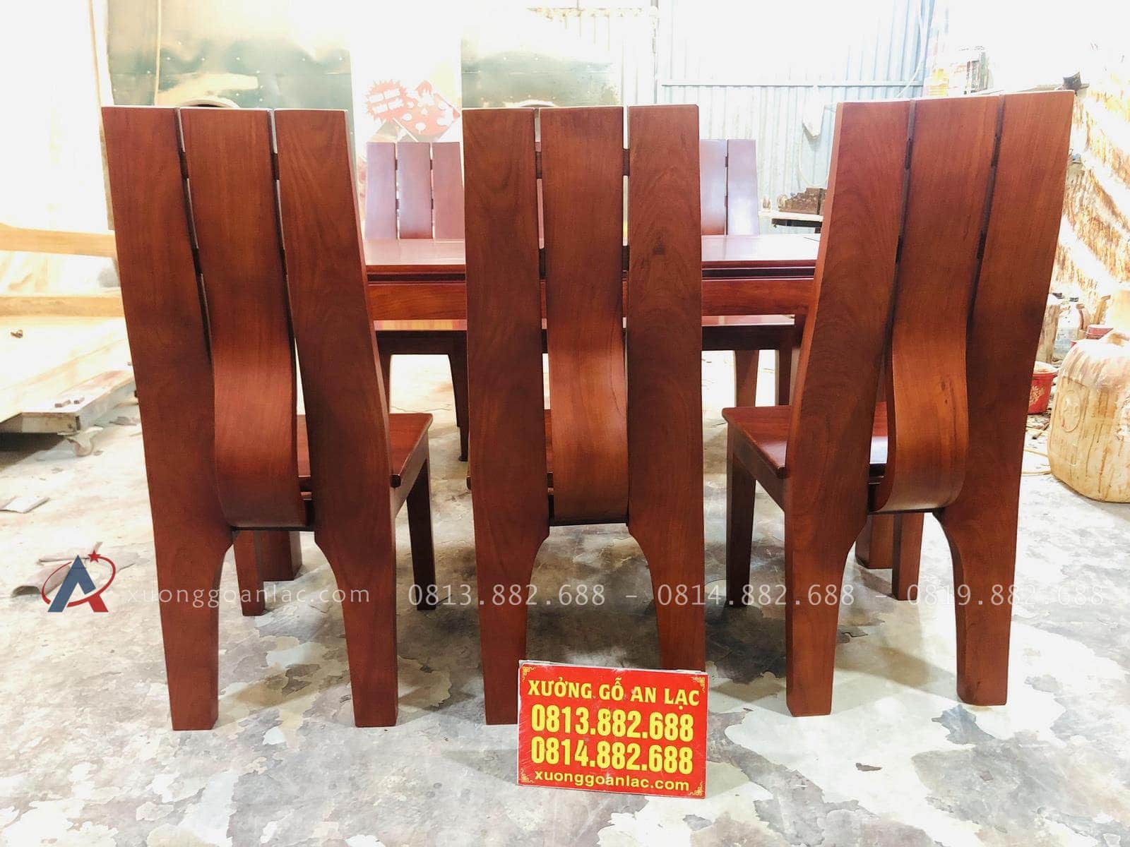 Bộ bàn ăn mẫu mới 6 ghế gỗ gõ đỏ phong cách hiện đại (Chú Sâm, Cao Bằng) 29 mặt lưng của ghế ngồi hiện đại
