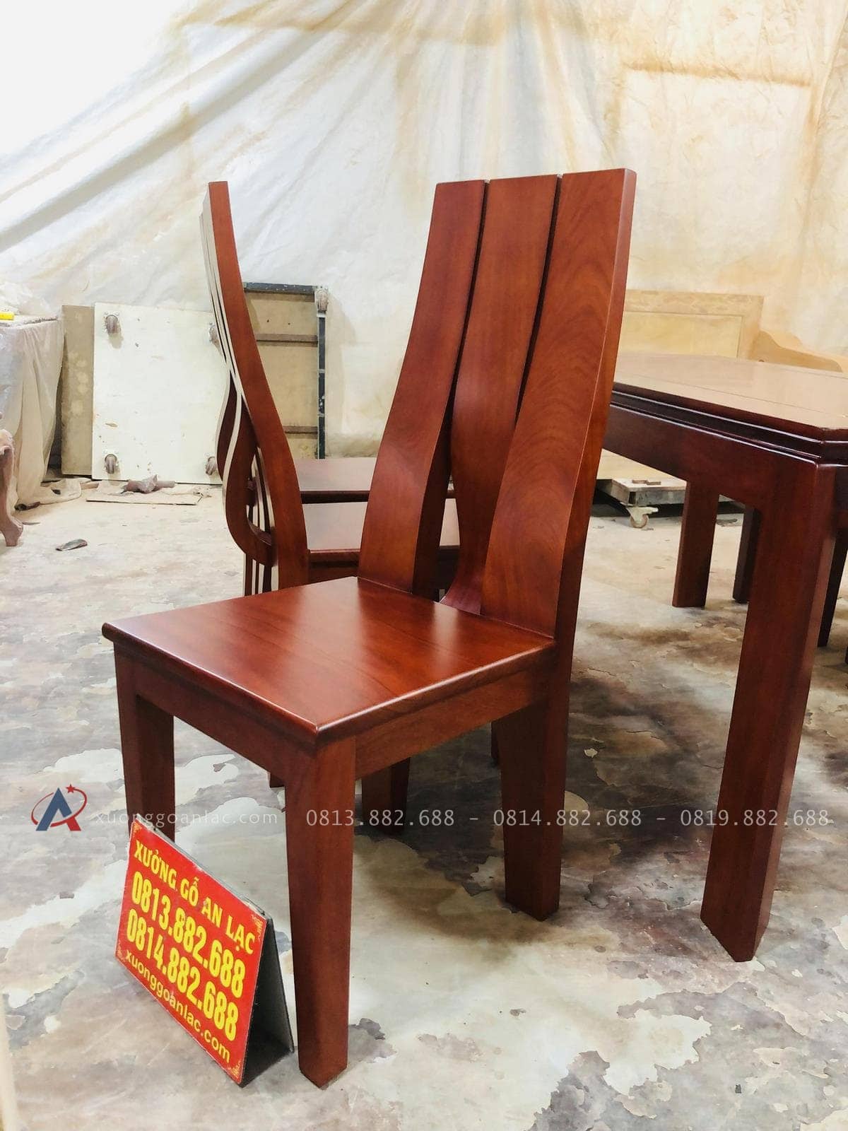Bộ bàn ăn mẫu mới 6 ghế gỗ gõ đỏ phong cách hiện đại (Chú Sâm, Cao Bằng) 27 ghế ngồi mặt ván tràn