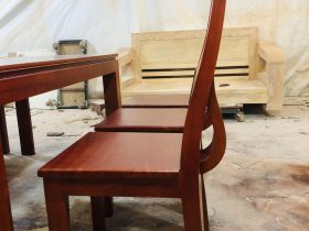 Bộ bàn ăn mẫu mới 6 ghế gỗ gõ đỏ phong cách hiện đại (Chú Sâm, Cao Bằng) 18 ghế ngồi chân cột liền