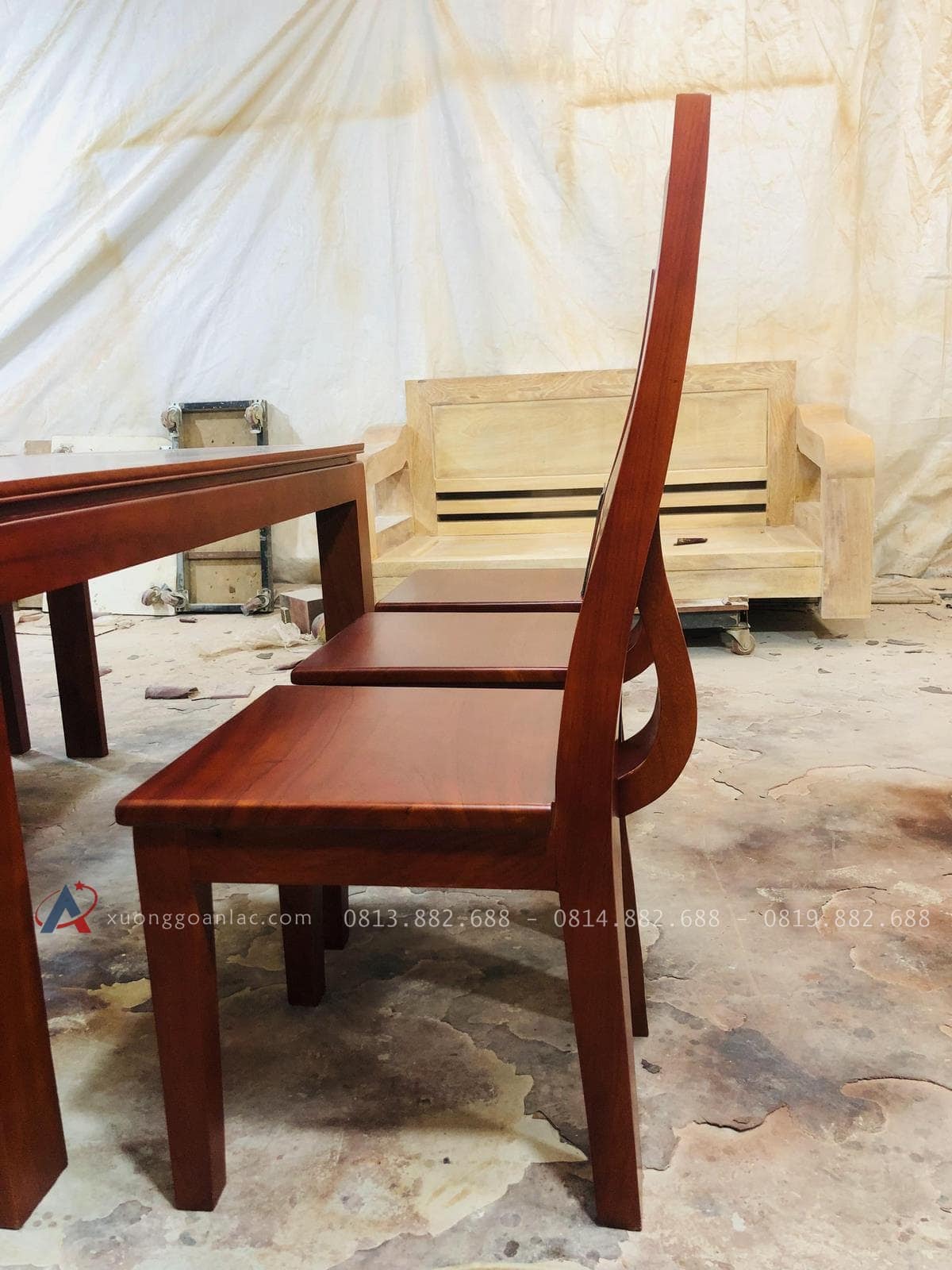 Bộ bàn ăn mẫu mới 6 ghế gỗ gõ đỏ phong cách hiện đại (Chú Sâm, Cao Bằng) 28 ghế ngồi chân cột liền