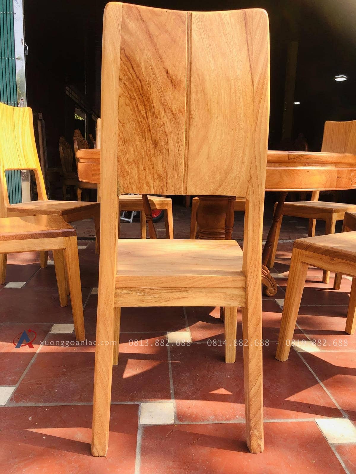 Bộ bàn ăn tròn 1m37 và 8 ghế hiện đại gỗ gõ đỏ (Anh Quân, Thái Bình) 26 mặt sau của ghế ăn hiện đại