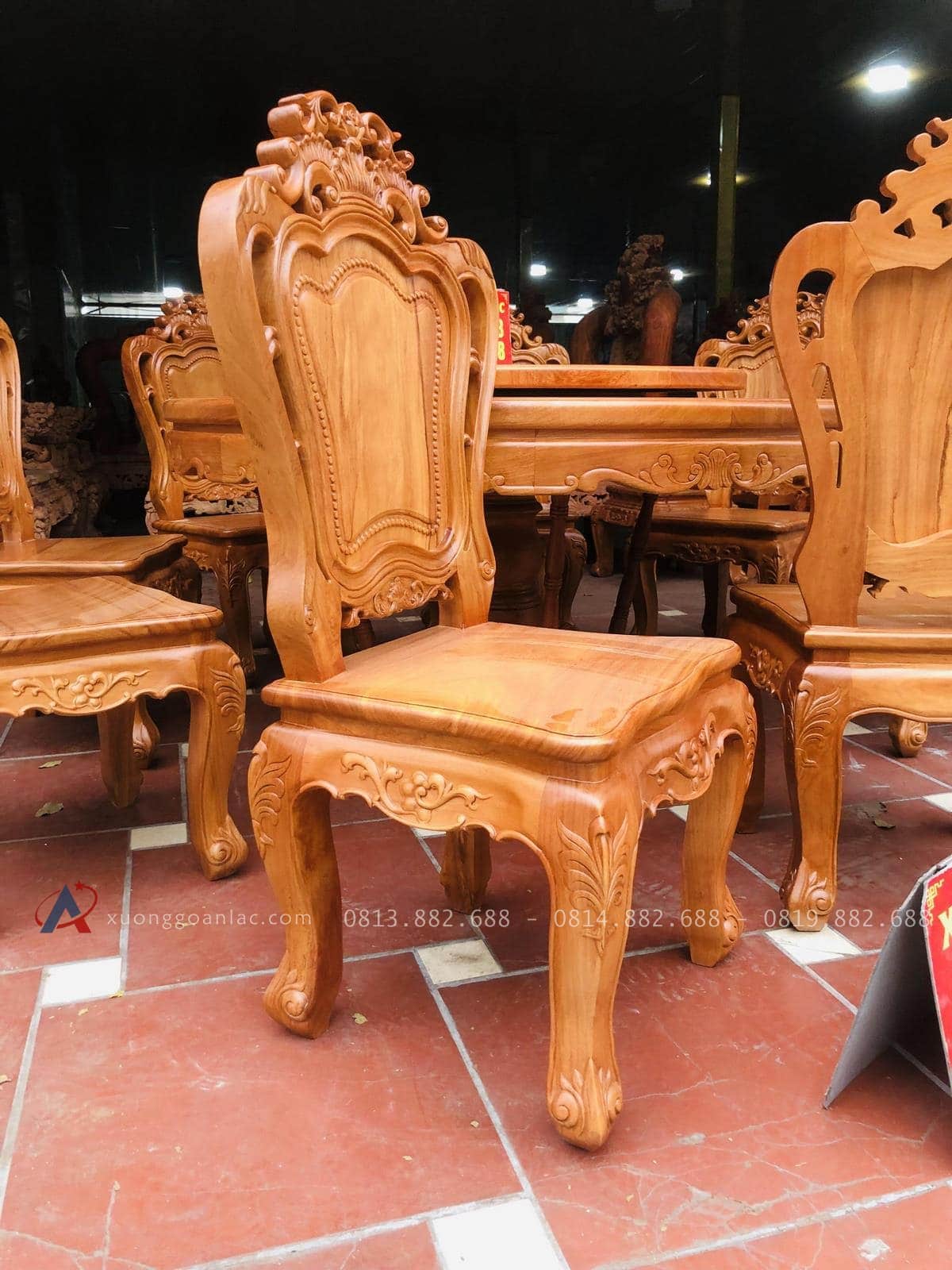 Bộ bàn ăn tròn xoay 1m47 và 8 ghế louis gỗ gõ đỏ (Chị Thùy, Thái Bình) 26 góc nghiêng của mẫu ghế louis