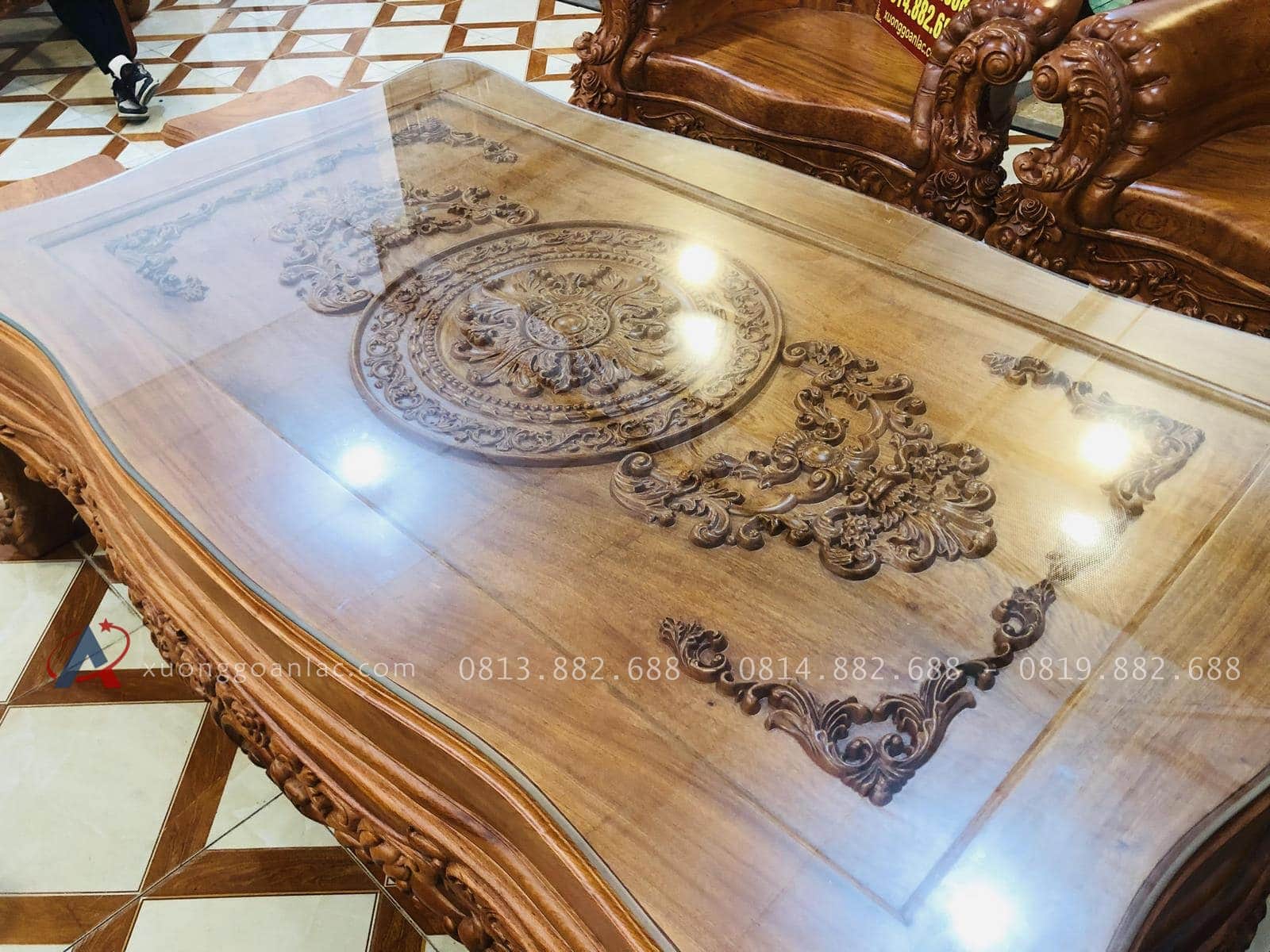 Hoàng gia nguyên khối gỗ hương đá siêu vip (Anh Thường, Hà Nội) 12 cận cảnh phần mặt bàn đục hoa lá tây