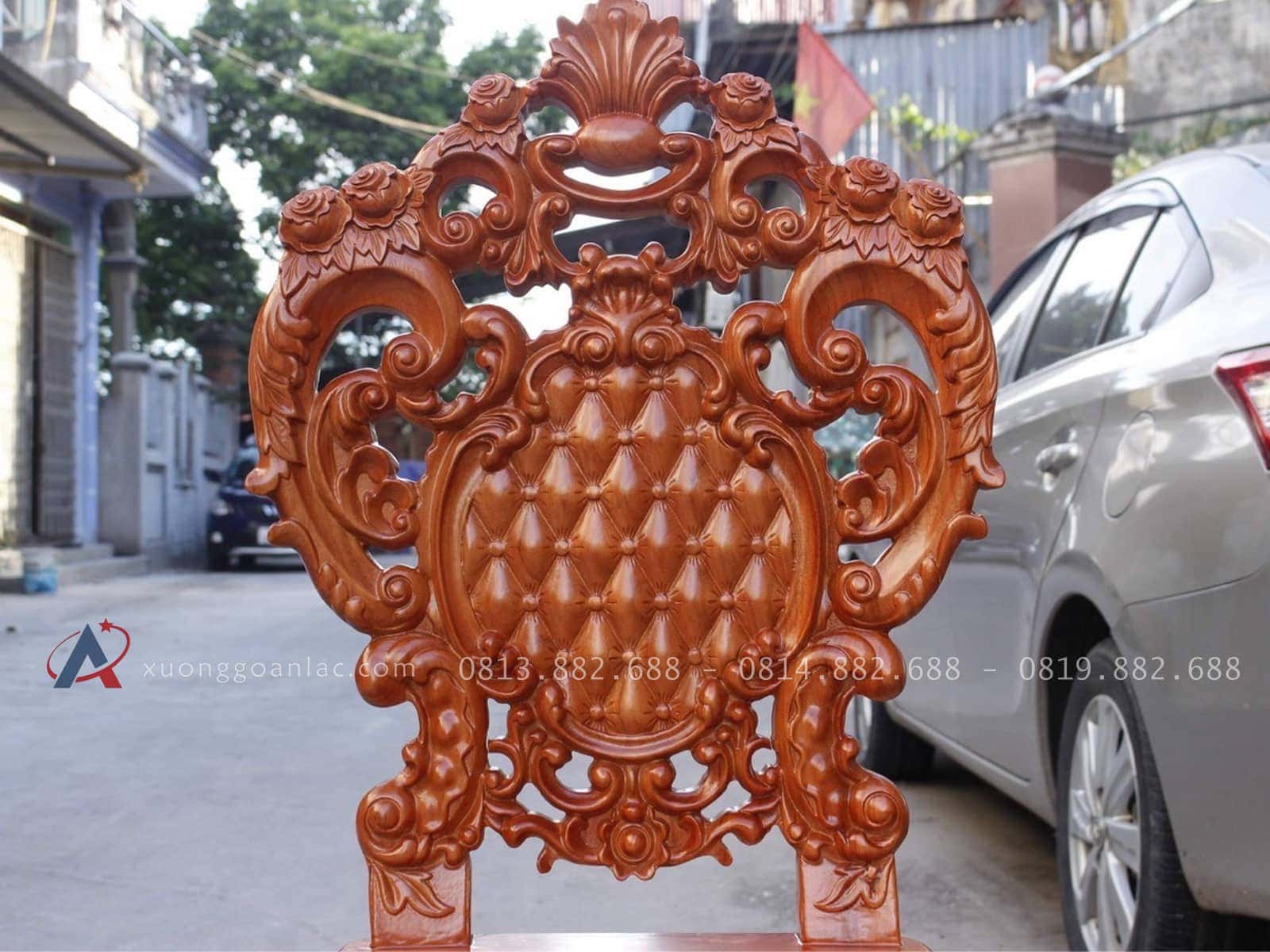 Mẫu ghế ăn hoàng gia gỗ gõ đỏ 15 vách ghế đục hoa lá tây tinh xảo
