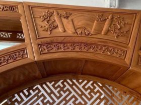 Kệ tivi kiêm tủ trang trí gỗ gõ đỏ cao cấp (Chị Thịnh, Hà Nam) 9 đỉnh kệ đục cuốn thư