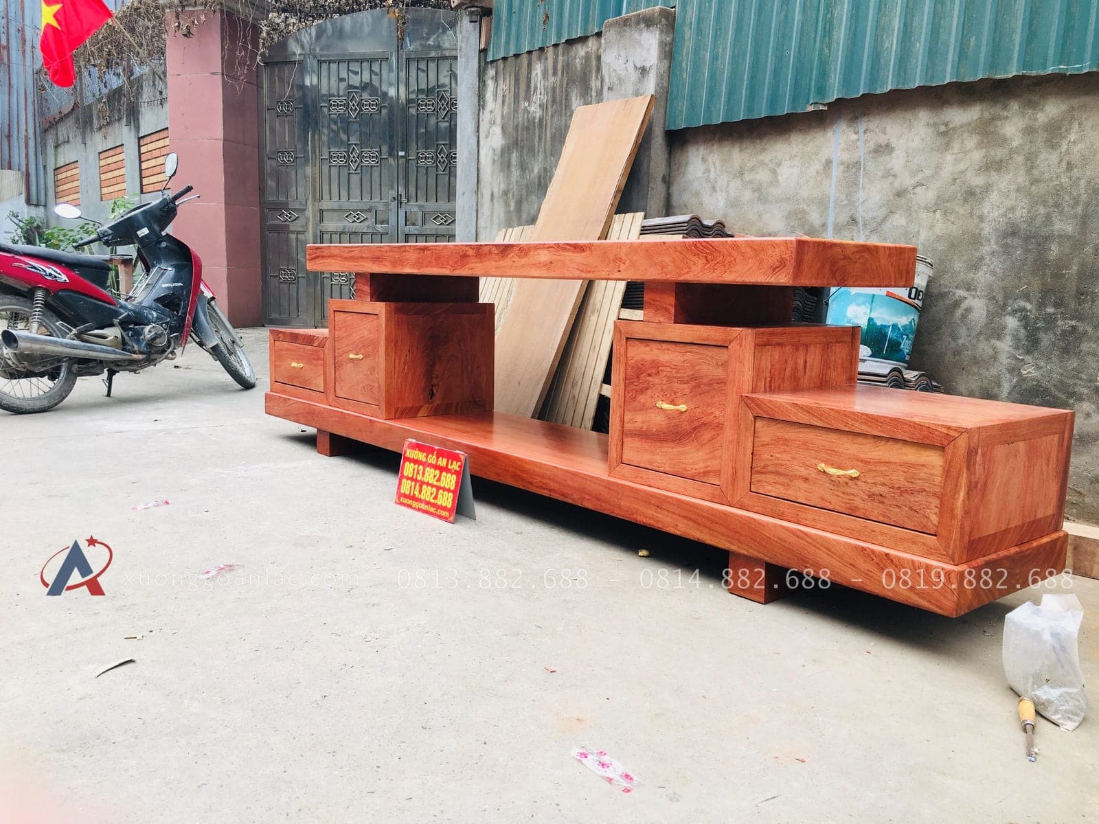 Mẫu kệ tivi nguyên khối gỗ hương đá (Chú Thục, Hà Nam) 18 kệ tivi 2 tầng 4 ngăn kéo