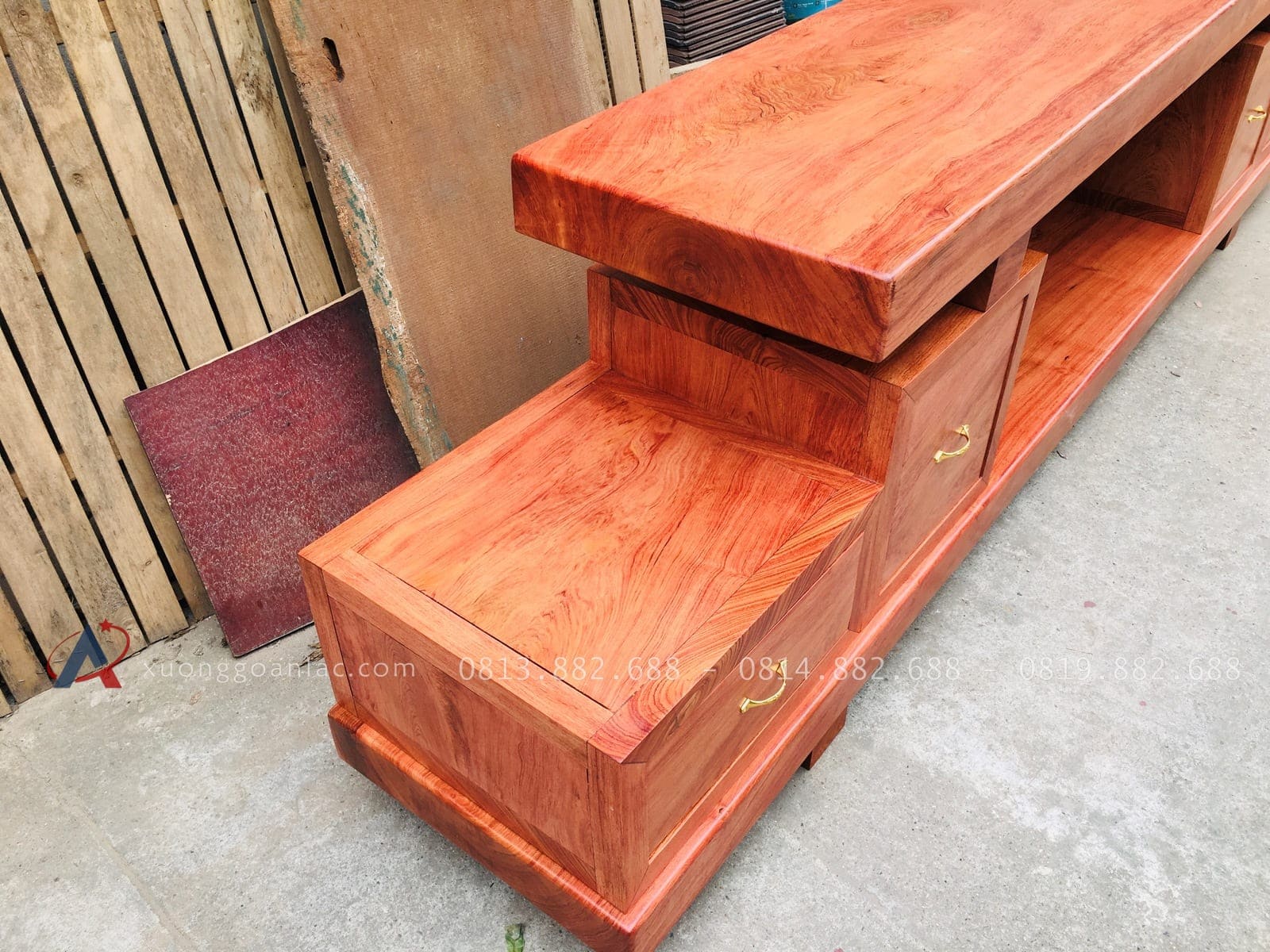 Mẫu kệ tivi nguyên khối gỗ hương đá (Chú Thục, Hà Nam) 20 mặt ngăn kéo kệ tivi