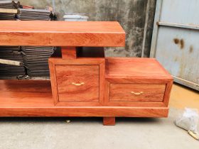 Mẫu kệ tivi nguyên khối gỗ hương đá (Chú Thục, Hà Nam) 14 tấm dưới kệ tivi dày 10p
