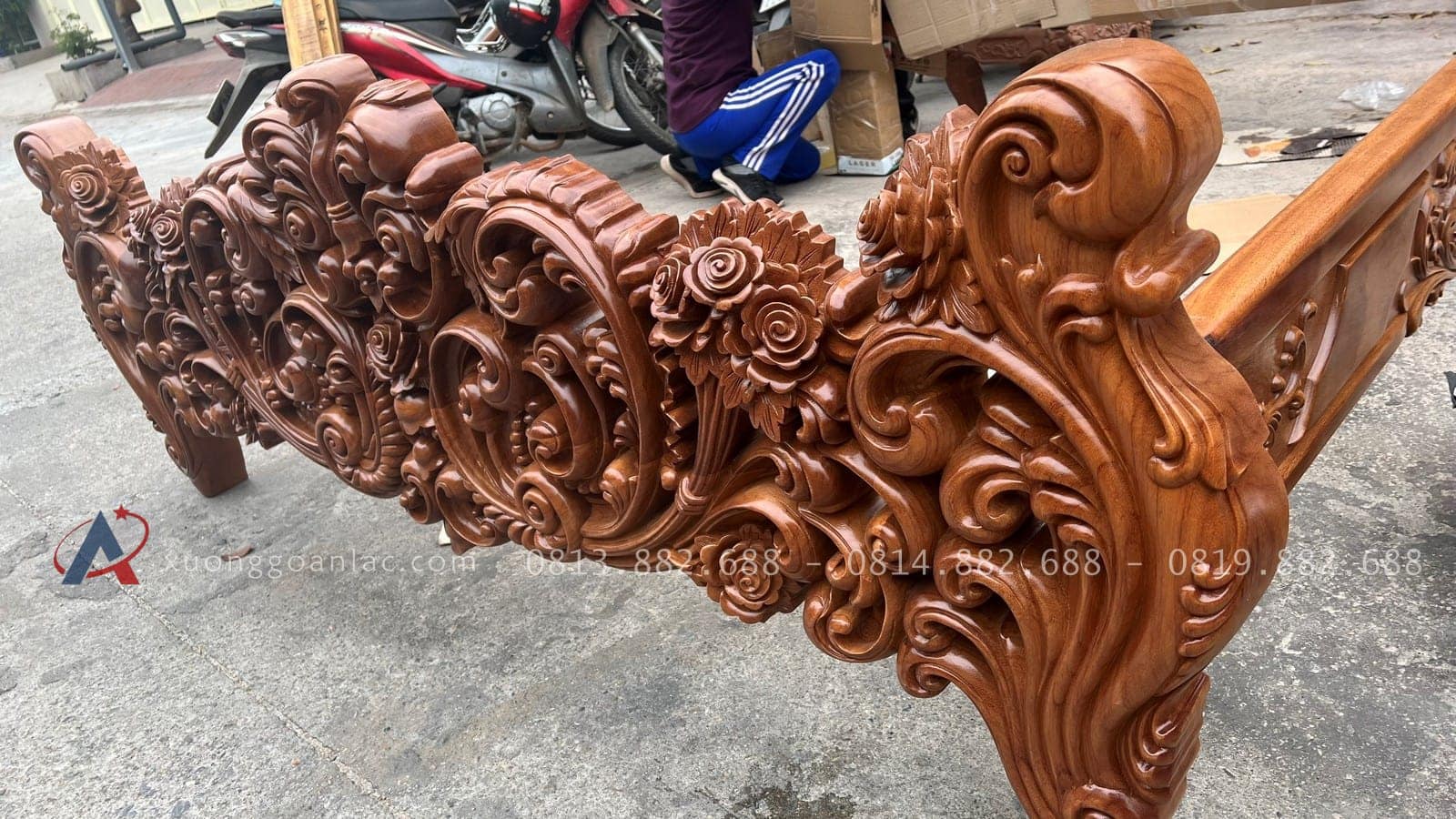 Mẫu giường Nữ Hoàng nguyên khối gỗ gõ đỏ siêu Vip 29 vách giường đục hoa hồng lá tây nổi bật