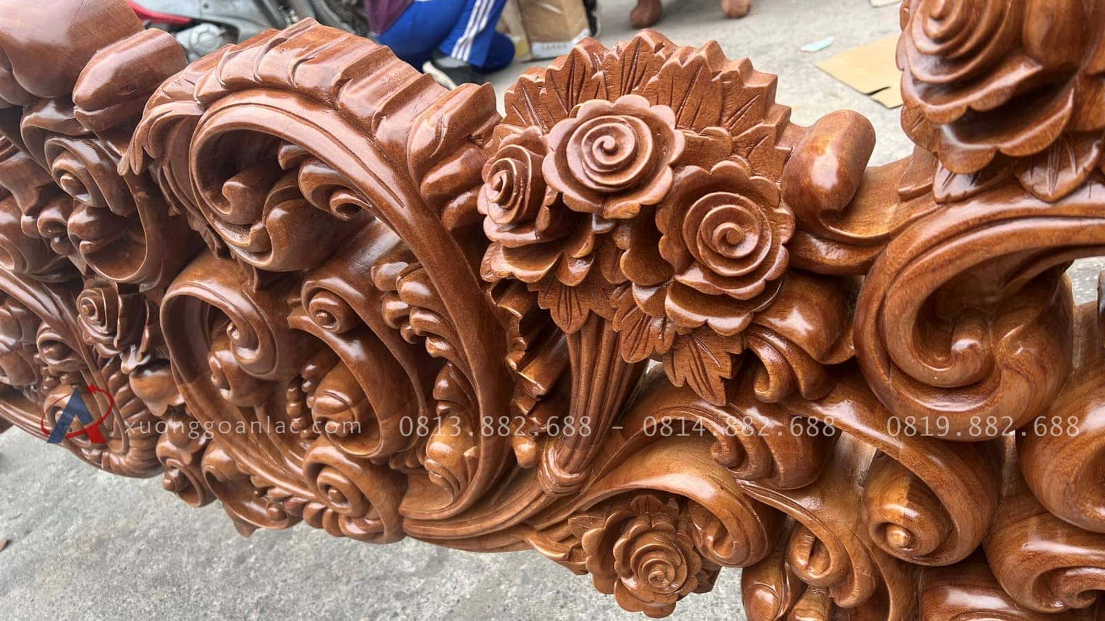 Mẫu giường Nữ Hoàng nguyên khối gỗ gõ đỏ siêu Vip 30 họa tiết cụm hoa hồng lá trên đầu giường