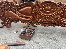 Mẫu giường Nữ Hoàng nguyên khối gỗ gõ đỏ siêu Vip 19 phần đuôi giường liền tấm đục họa tiết hoa lá tây