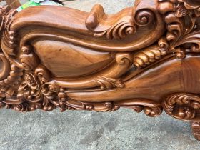 Mẫu giường Nữ Hoàng nguyên khối gỗ gõ đỏ siêu Vip 20 đầu giường nguyên khối bản lớn ghép chân dời