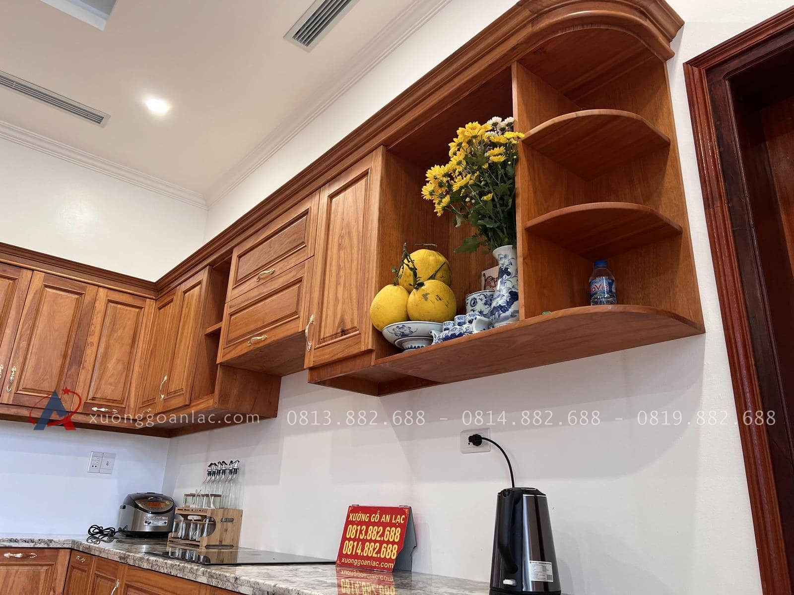 Mẫu tủ bếp gỗ gõ đỏ hàng cao cấp (Chị Nhung - Hưng Yên) 35 góc tủ bếp thiết kế khoang trống và đợt trang trí