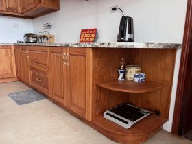 Mẫu tủ bếp gỗ gõ đỏ hàng cao cấp (Chị Nhung - Hưng Yên) 23 góc tủ thiết kế bo cong nhẹ nhàng