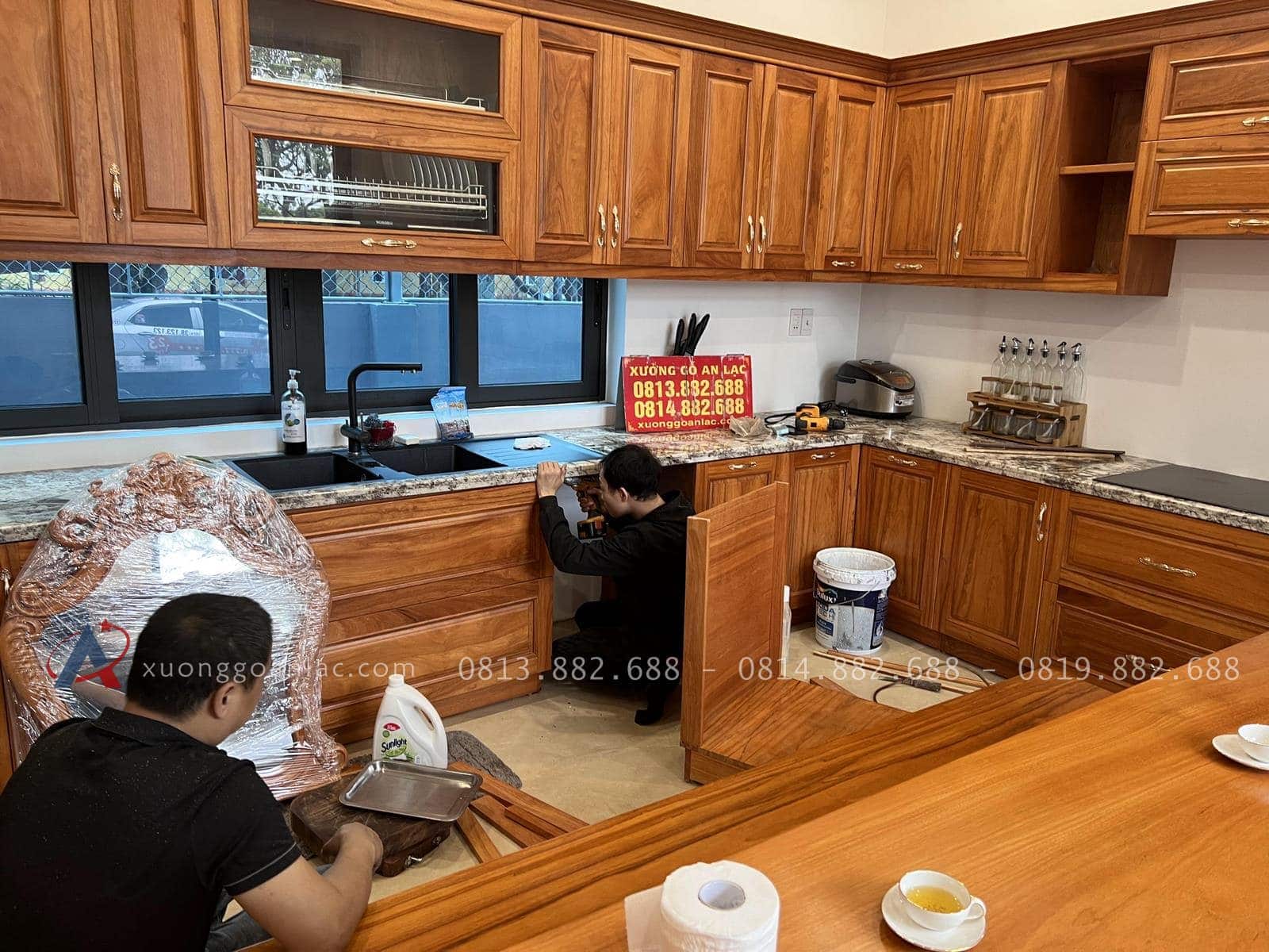 Mẫu tủ bếp gỗ gõ đỏ hàng cao cấp (Chị Nhung - Hưng Yên) 30 hệ tủ dưới kết hợp mặt đá