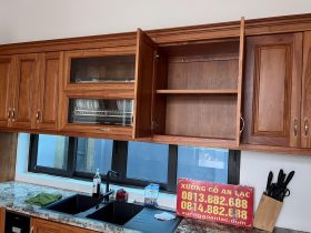 Mẫu tủ bếp gỗ gõ đỏ hàng cao cấp (Chị Nhung - Hưng Yên) 18 tủ bếp trên thiết kế nhiều ngăn tủ