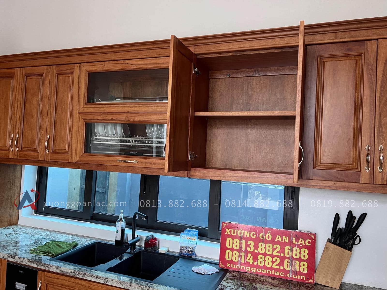 Mẫu tủ bếp gỗ gõ đỏ hàng cao cấp (Chị Nhung - Hưng Yên) 31 tủ bếp trên thiết kế nhiều ngăn tủ