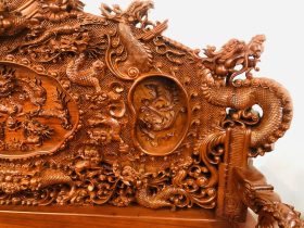 2 bên vách đoản đục khung trong là hình tượng phượng bay