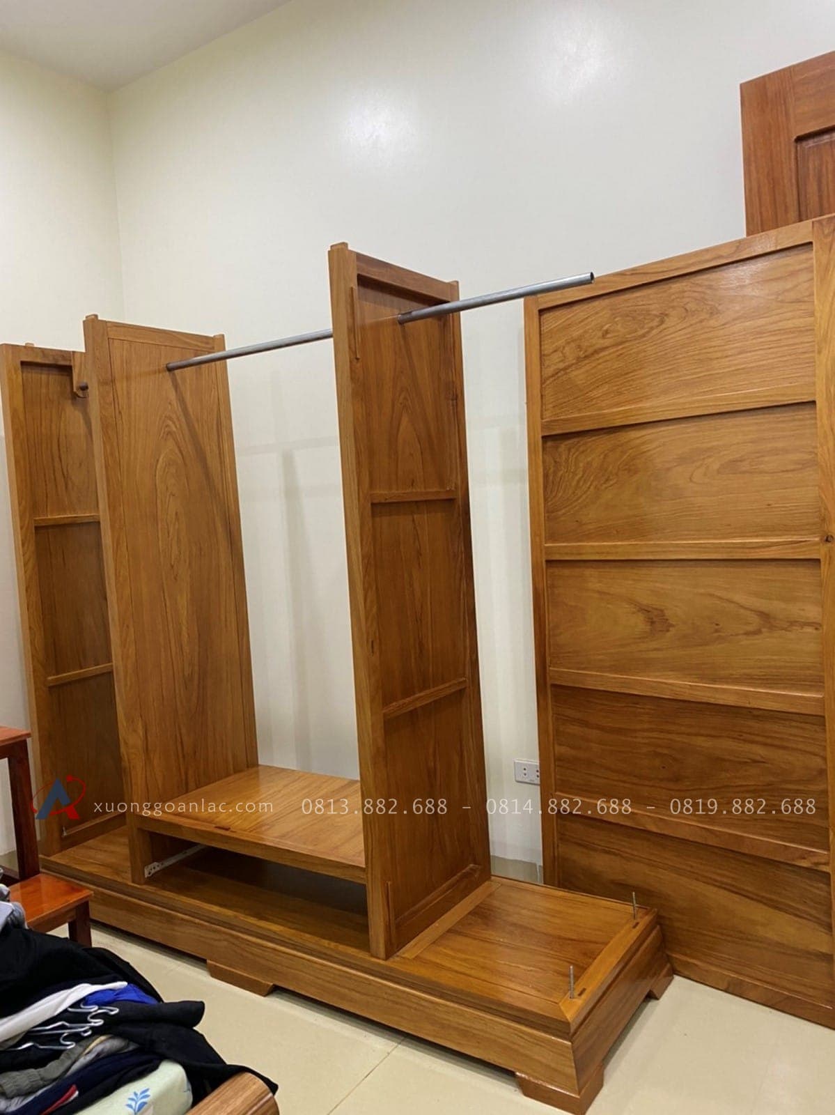 Tủ quần áo gỗ gõ đỏ hàng trơn 210cm x 217cm x 62cm 17 mẫu tủ đang được lắp ráp hoàn thiện